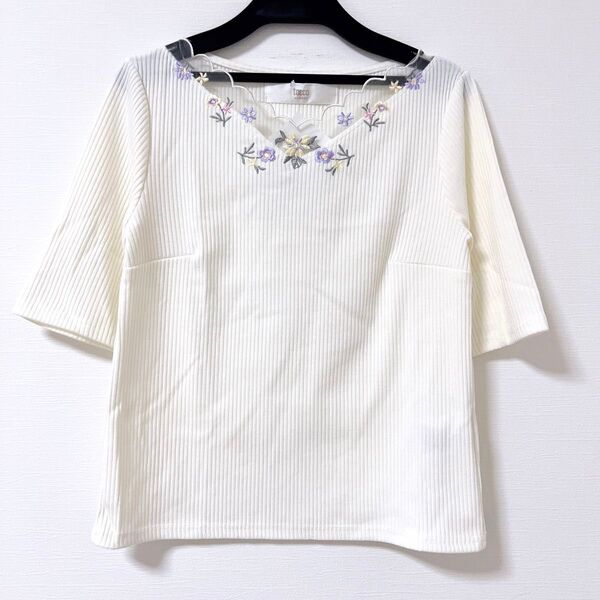 新品未使用 tocco closet トッコクローゼット フラワー刺繍入りスカラチュールネックリブカットソートップス