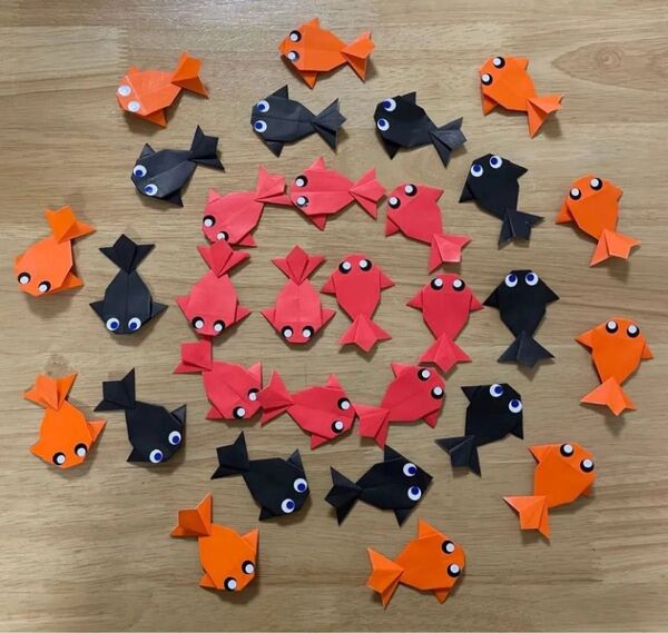 金魚 30匹 ハンドメイド 折り紙 壁面飾り 保育園 幼稚園 赤 黒 オレンジ