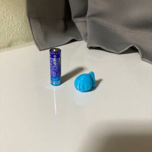 小さな青いフィギュア ナイト