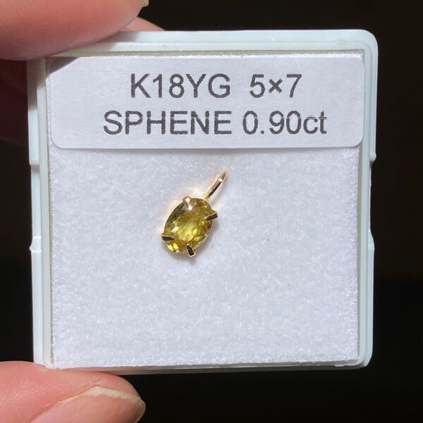 K18YG スフェーン ペンダントトップ 0.9ct