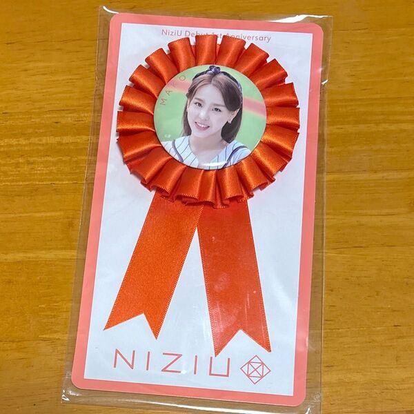 NiziU マコ ロゼット缶バッチ ロゼット 缶バッジ 缶バッチ 1周年 1周年記念