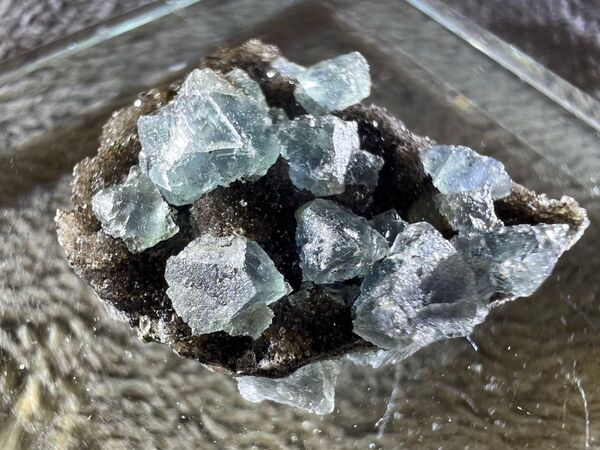 1813 【鉱物標本】母石付き ブルーフローライト原石(中国産)★ケース付き