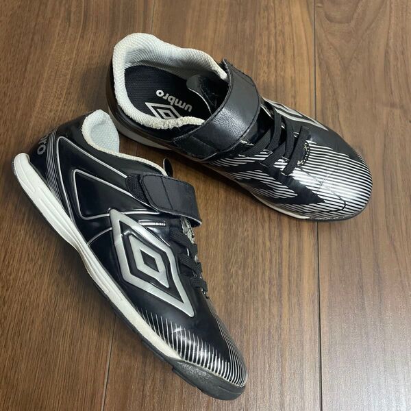 umbro フットサルシューズ ブラック/ホワイト 20.5cm