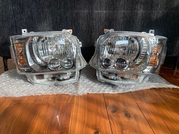 【送料無料】【新車外し】トヨタ 200系ハイエース 純正LEDヘッドランプ 純正LEDヘッドライト ダークプライムII