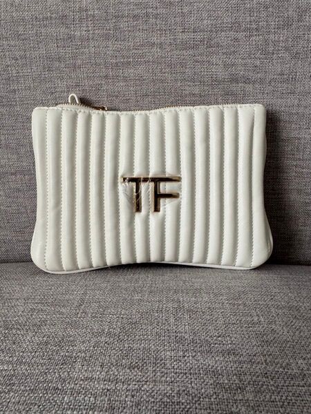 【新品未使用】TomFord Beauty海外ノベルティ ロゴ付きホワイトポーチ レザー