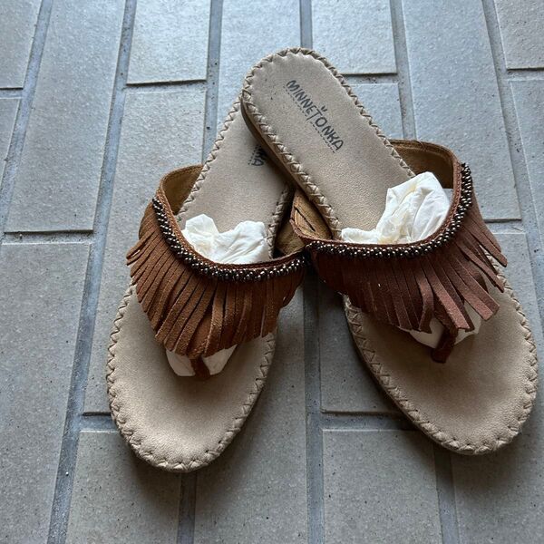 Minnetonka フリンジサンダル ブラウン スエード