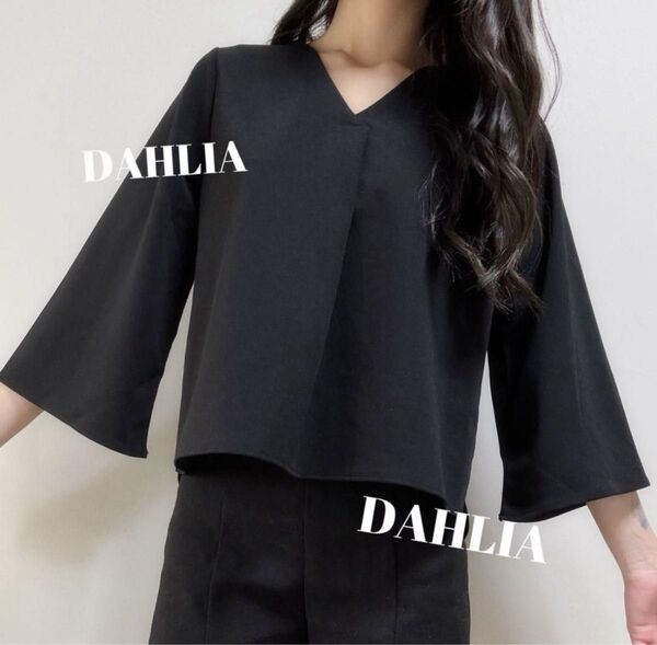 綺麗系新品未使用 アンティカ風ブラック Vネック トップスオフィス服喪服にも 半袖 カットソー 七分袖
