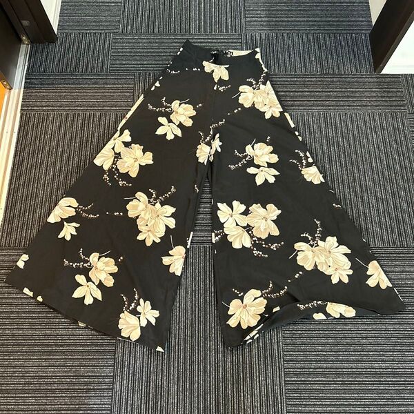 花柄 ガウチョパンツ 黒 ワイドパンツ