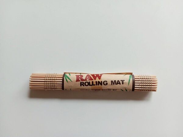 【正規品】RAWバンブーマット 天然竹製 すべてのペーパーサイズに対応 手巻きタバコ ローリングマット