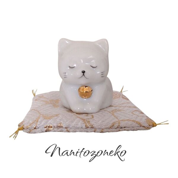 Nanitozoneko 招き猫 置物 金 座布団付き