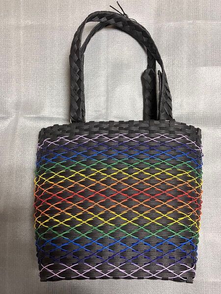 クラフトバンド製の 黒ベース×虹色のトートバッグ