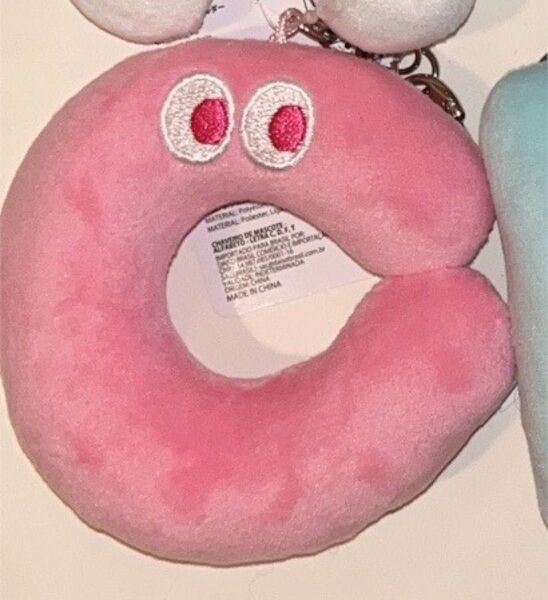 ダイソー アルファベット マスコットキーホルダー ピンク C スキズ チャンビン 推し活 ぬいぐるみキーホルダー