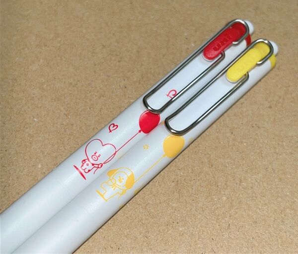クーポンで500円 BTS 限定品 ユニボールワン 2本 ボールペン BT21 防弾少年団 テテ ジミン タタ チミー 赤 黄色