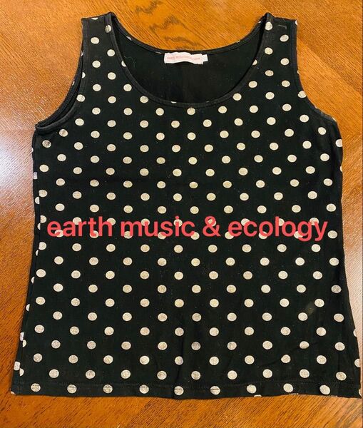 earth music&ecology ノースリーブ 黒×ゴールド水玉