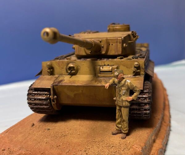 タミヤ 1/35 ドイツ重戦車タイガーI極初期生産型(アフリカ仕様)フィギュア1体+ジオラマベース付