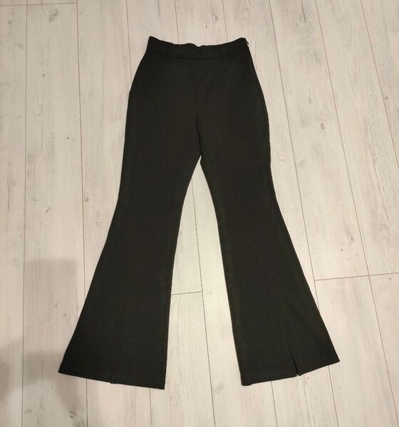 GU フロントスリット入り フレアパンツ