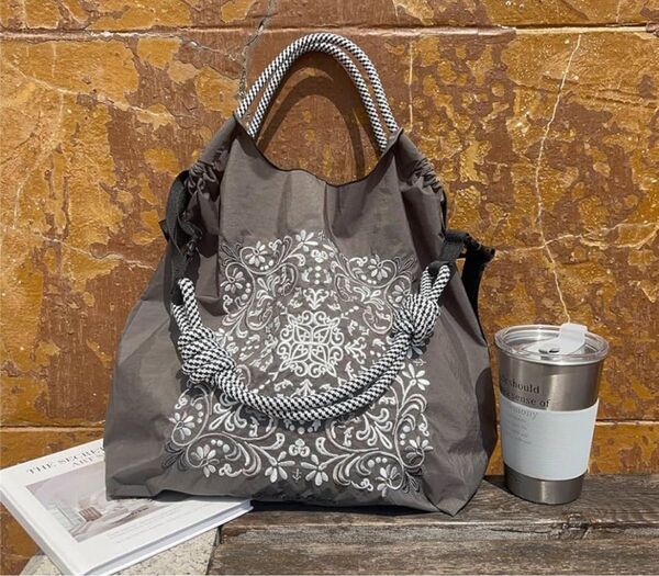 ストラップ付き トートバッグ ナイロン 刺繍 ボールアンドチェーン おしゃれ バンダナ ペイズリー グレー ショルダーベルト付き