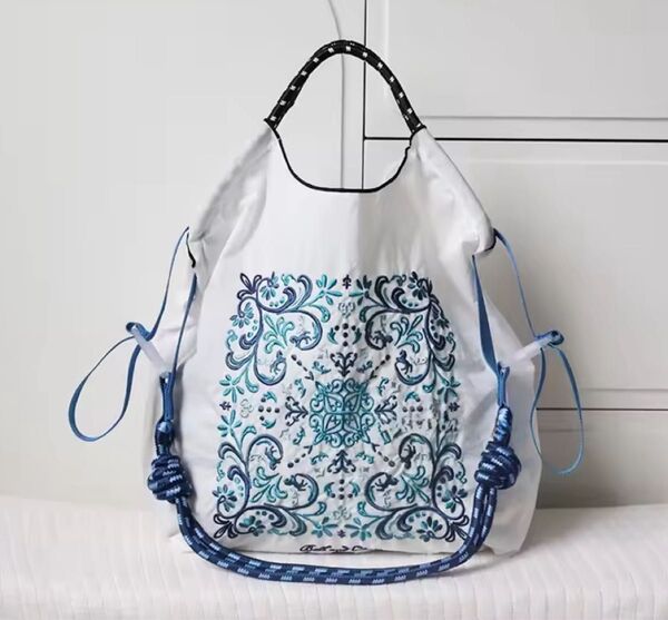 ストラップ付き トートバッグ 刺繍 ナイロン ボールアンドチェーン エコバッグ レディース ブルー ホワイト バンダナ