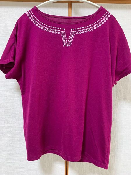襟元刺繍入 フレンチ袖のトップス パープル