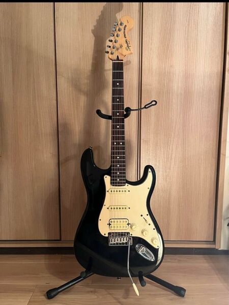 Squier by Fender ストラトキャスタータイプ(HSS)エレキギター【ケース付き】