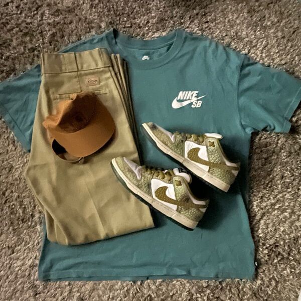 ストリートコーデ NIKE デッキーズ874 ダンクsb チノパン tシャツ