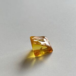 0.7g バルティックアンバー 原石