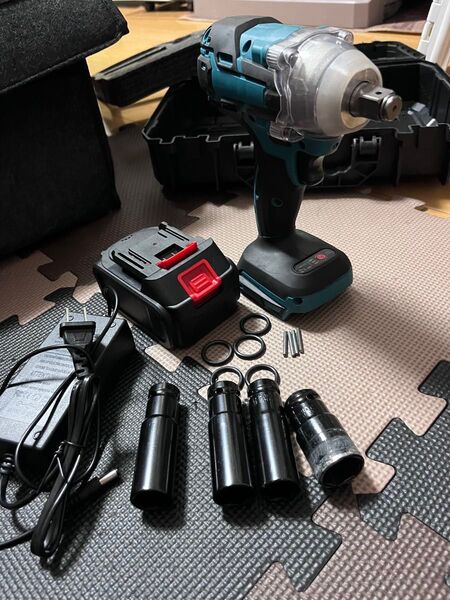 美品☆電動インパクトレンチ タイヤ交換 充電式コードレスバッテリー付き 無段変速 正逆転両トルク その他多機能モデル マキタ対応