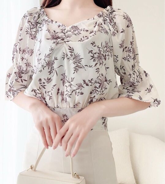 【mily bilet】着るだけで気分華やぐ♪花柄キャンディースリーブブラウス