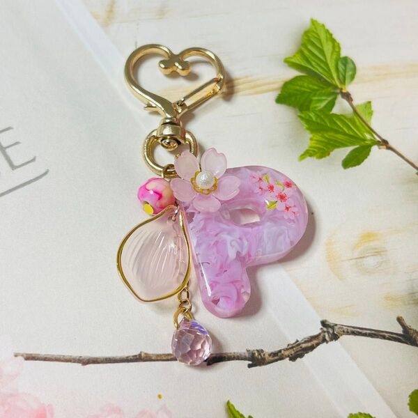 SK04 イニシャル キーホルダー レジン 桜 ハンドメイド 名入れ ラッピング可 キーホルダー チャーム ストラップ