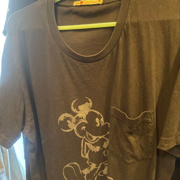 中古美品 UNIQLOユニクロ ミッキーマウス ディズニーコラボ公認 黒Tシャツ 胸ポケット 後ろ無地 少し色褪せ