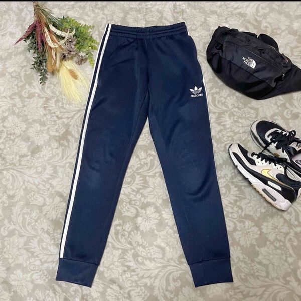 adidas originals トラックパンツ xs ネイビー アディダス トラックパンツ スポーツウェア