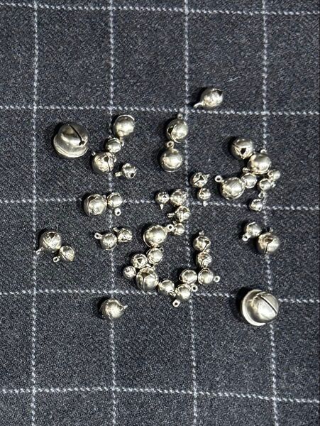 銀色の鈴 大小4種類 大2個(16mm) 中大14個(13mm) 中小20個(10mm) 小7個(8mm) 計43個 ハンドメイド