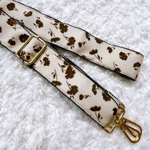 ナチュラル可愛い小花柄スマホショルダー