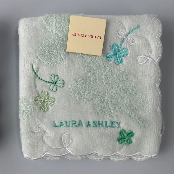 新品 ローラ アシュレイ LAURA ASHLEY タオルハンカチ ハンドタオル 四つ葉 クローバー グリーン ロゴ 刺繍
