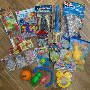 まとめ売り18点★未使用13点&美品4点 水風船 スクイーズ 剣 タンバリン 水鉄砲 パラシュート パチンコ など1980円相当