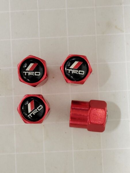赤 TRD ホイール エアーバルブキャップ トヨタ プリウス クラウン アルファード アクア ヤリス 86 C-HR スープラ