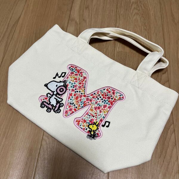 スヌーピー イニシャルM 刺繍 ミニトートバッグ 生成り