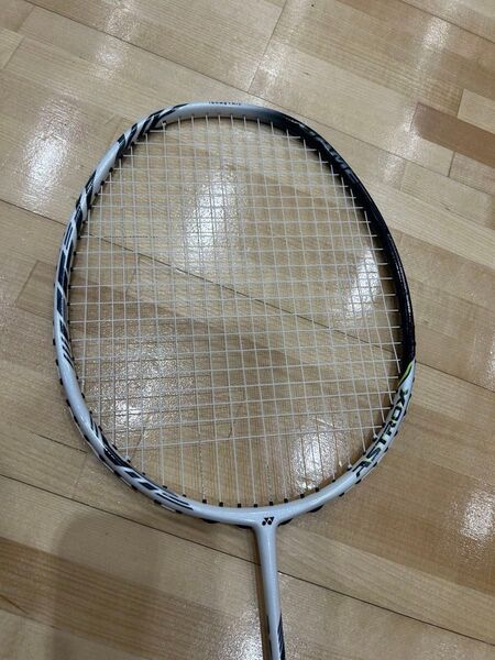 YONEX NANORAYのホワイト/ブラックラケット3U G 5 YONEX バドミントン 美品
