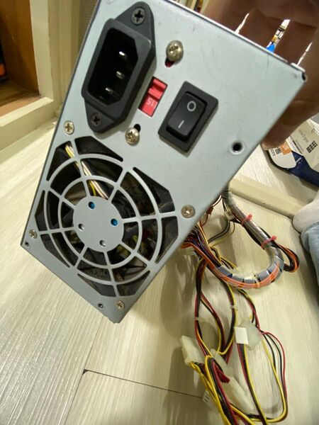 この電源ユニットは、HuntKey製の350W ATX電源ユニットです。モデル番号はLW-538 シリアル番号は86912705