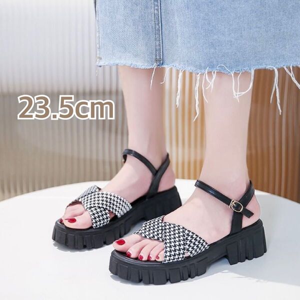 【新品】厚底サンダル 23.5cm 白黒チェック柄 ストラップ付き 夏コーデに◎