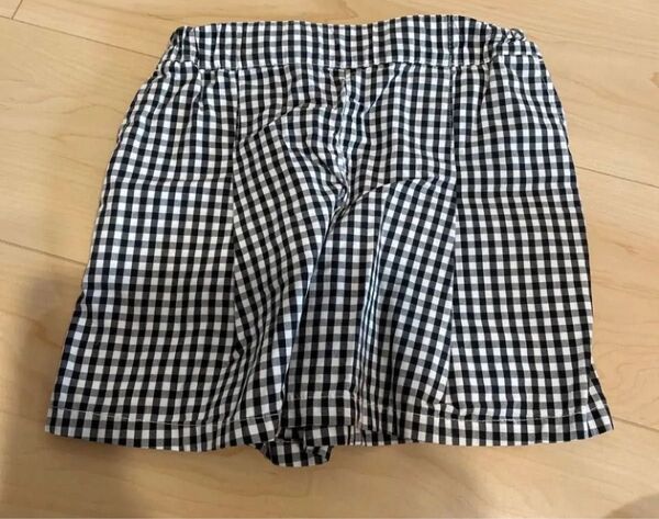 白黒のギンガムチェック柄ショートパンツ 110