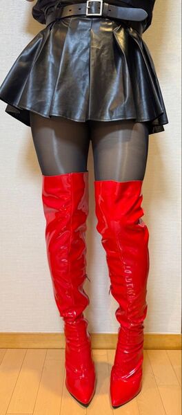 エナメルニーハイブーツ