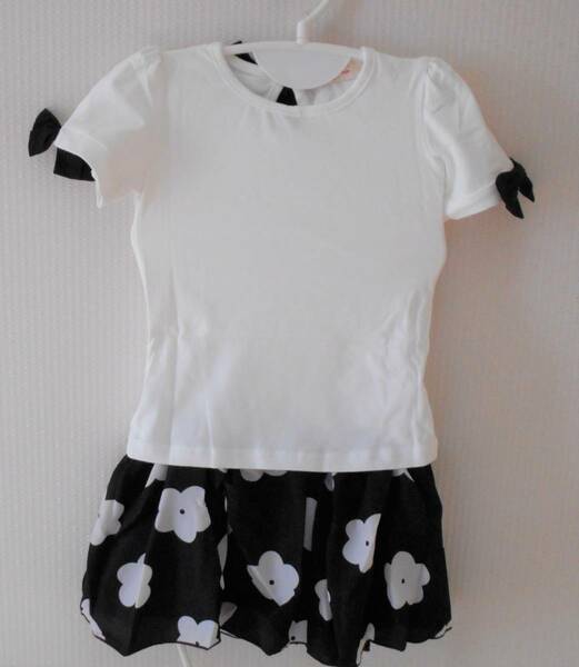 【新品】キッズ　セットアップ　１１０ｃｍ　ホワイト　シャツ　スカート　セット　花柄　リボン