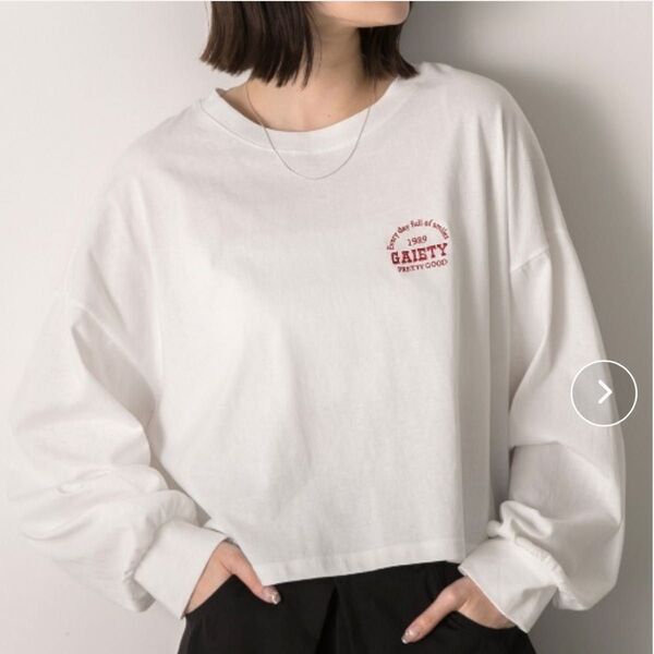 新品 タグ付き ロゴ刺繍 ショート丈ロングTシャツ ad thie オフホワイト フリーサイズ