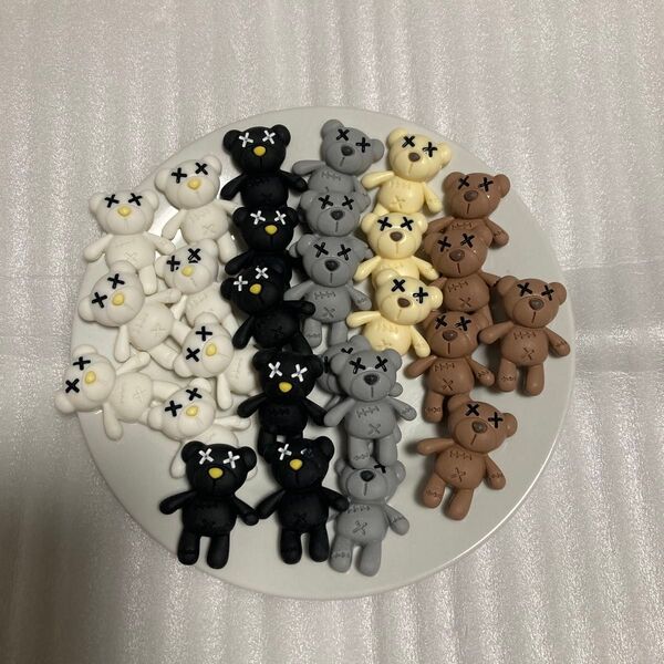 クマのデコパーツ、27個。