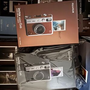 新品 FUJI instax mini Evo チェキ TypeC ブラウン、ブラック1個ずつ