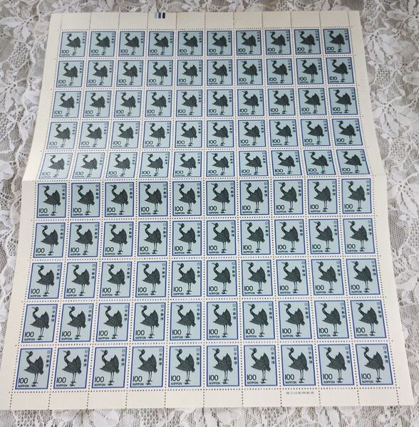 新品 未使 銀鶴旧100円切手100枚1シート 10000円分 ※現行の絵柄でないので「記念シート」扱いとなります。