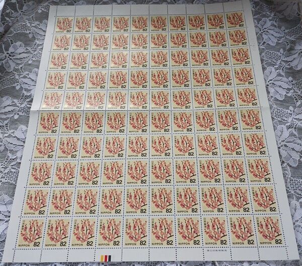 新品 未使用ウメ82円切手100枚1シート 8200円分 ※現行の絵柄でないので「記念シート」扱いとなります。