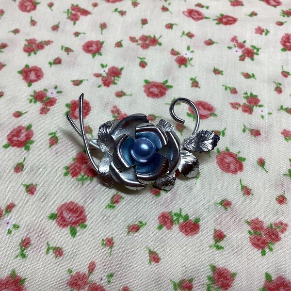 【良品】真珠ブローチ 黒真珠 ブローチ 薔薇モチーフ 真珠 コサージュ シルバー製 フォーマル ローズ SILVER
