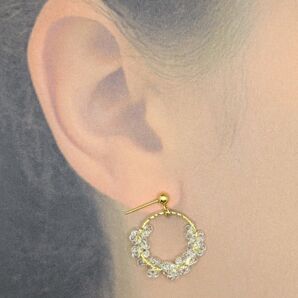 クリアビーズとゴールドワイヤーのピアス ハンドメイド